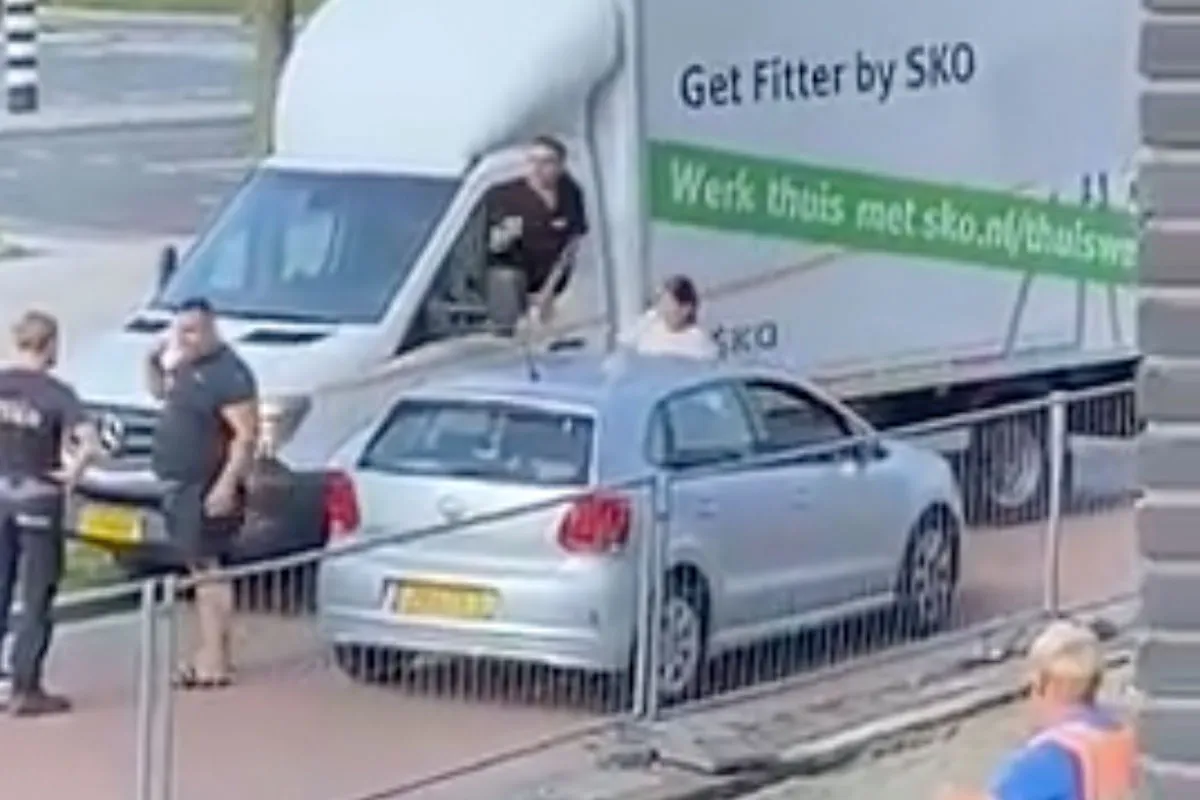 🎥  Straatvecht incident in Enschede! 'Dit moet strafbaar worden'