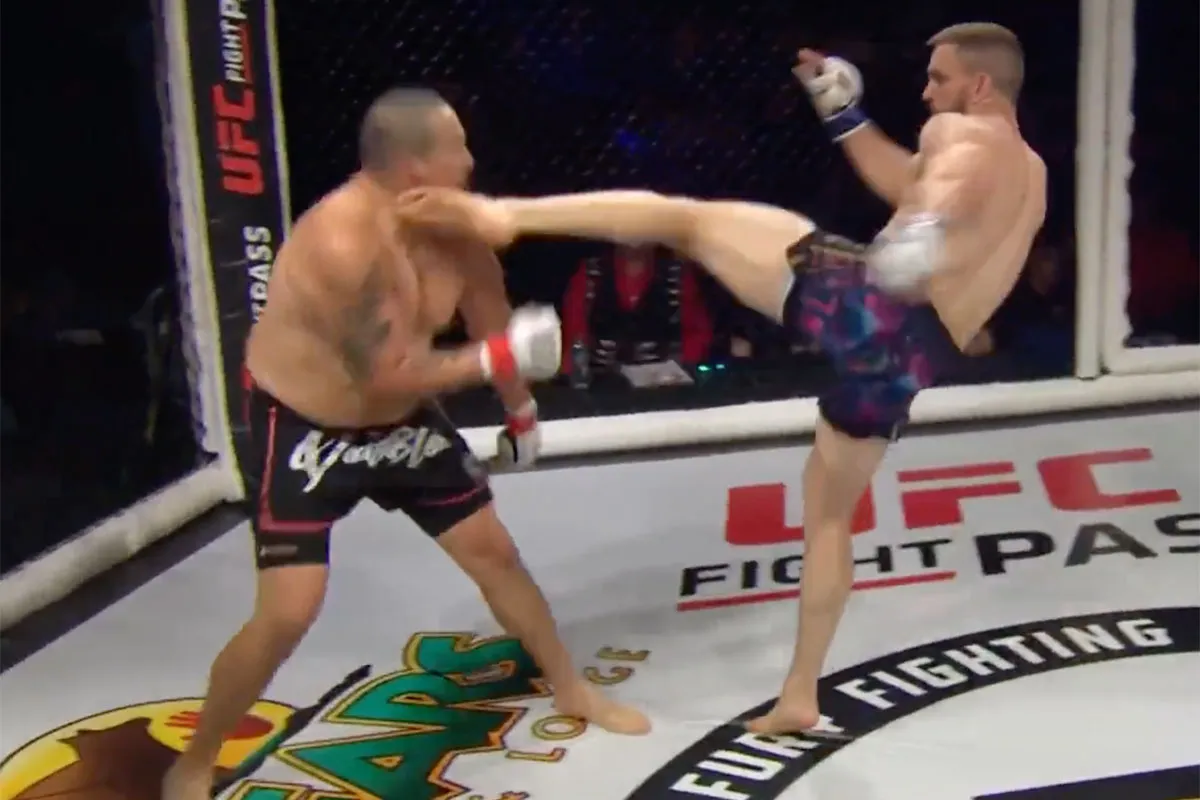 🎥'De knock-out die al je vrienden moeten zien!' Scheidsrechter grijpt op tijd in