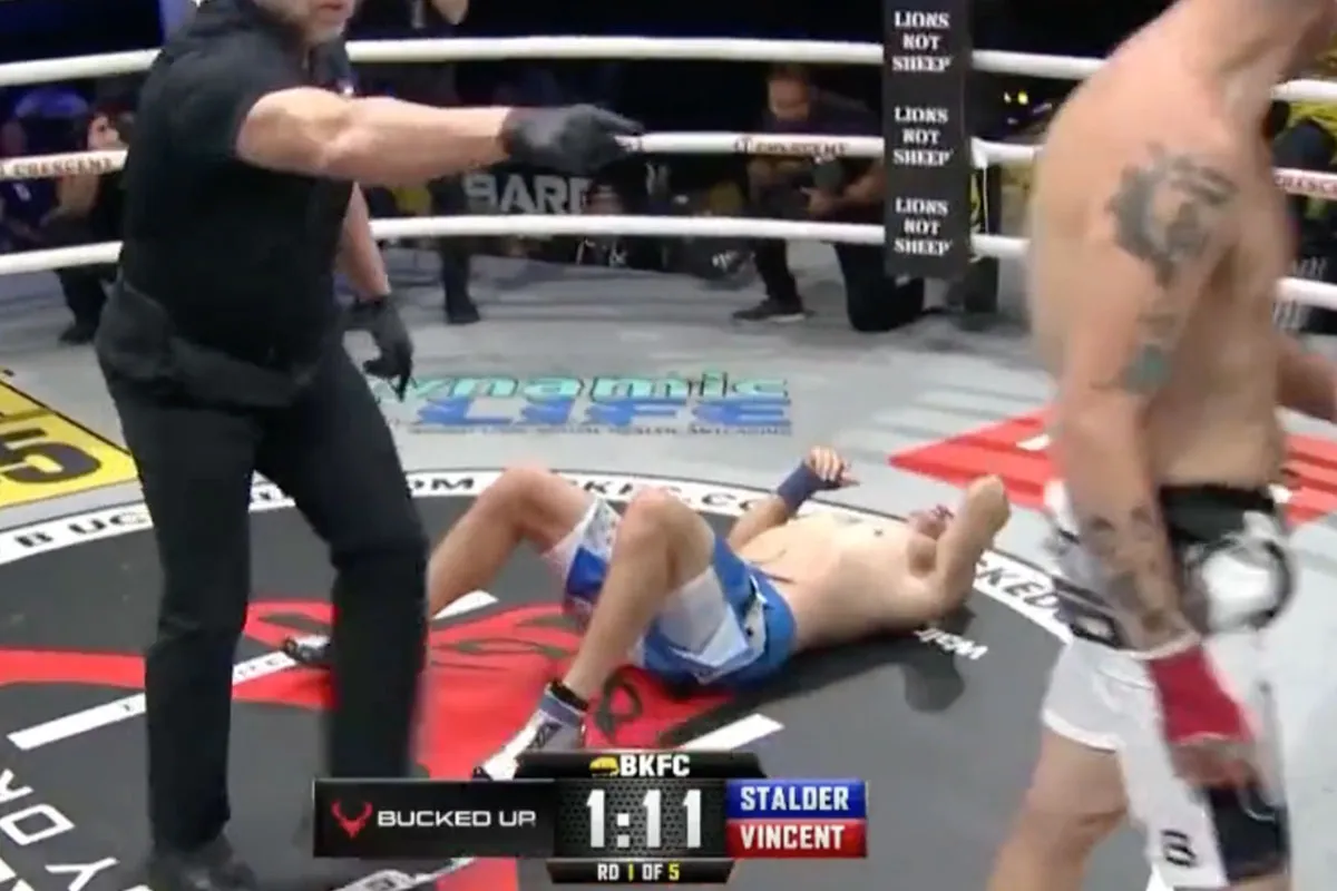 🎥 Vechter onderuit door onzichtbare stoot! 'Ongelooflijk bizar moment'