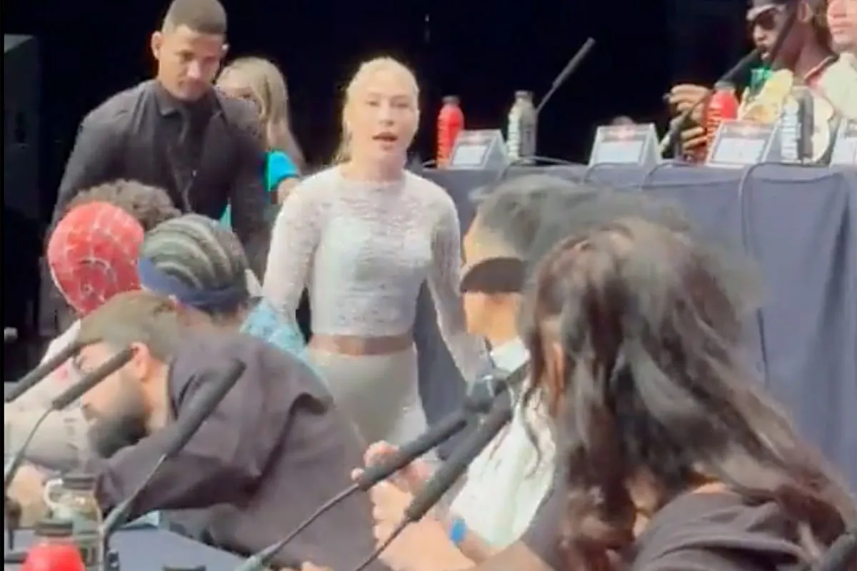 🎥 Boksster laat fans lingerie setje kiezen na heftige ruzie met tegenstander: 'Waar gaat het heen?'