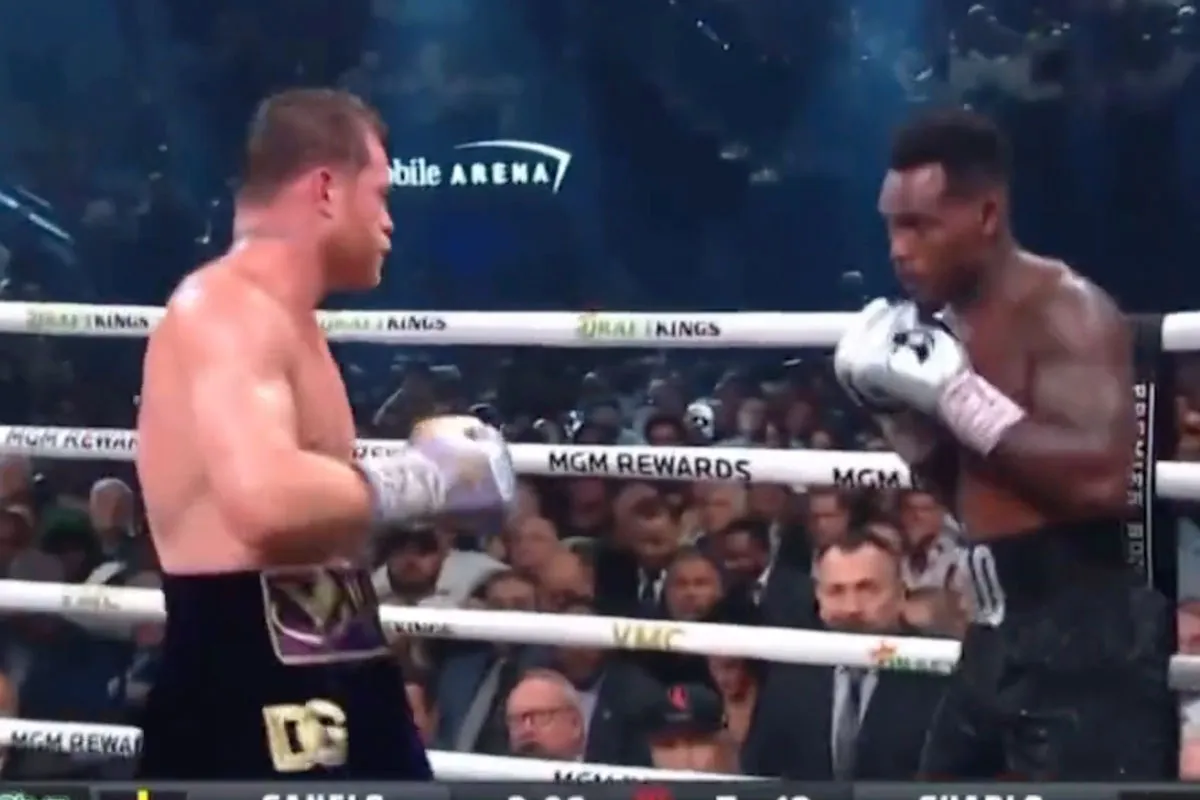 🎥 Canelo Alvarez legt critici het zwijgen op en geeft Jermell Charlo stevig pak slaag