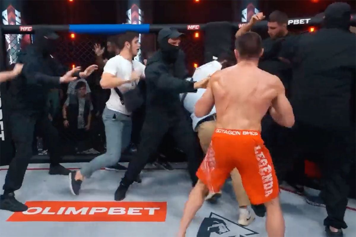 🎥 Beladen MMA-wedstrijd loopt flink uit de hand: eindigt in totale chaos door slaande ruzie