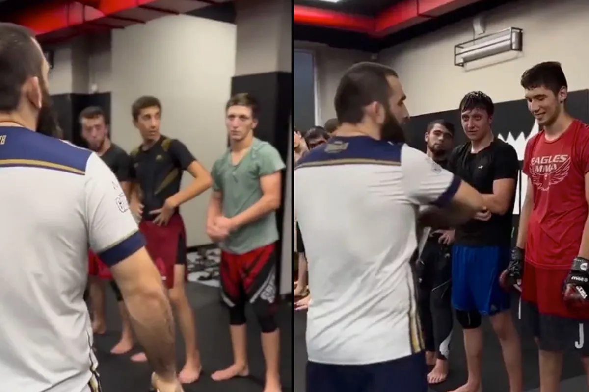 'Pats en pats!' Boze MMA-trainer deelt lijfstraf uit aan vechters voor afwijkend gedrag