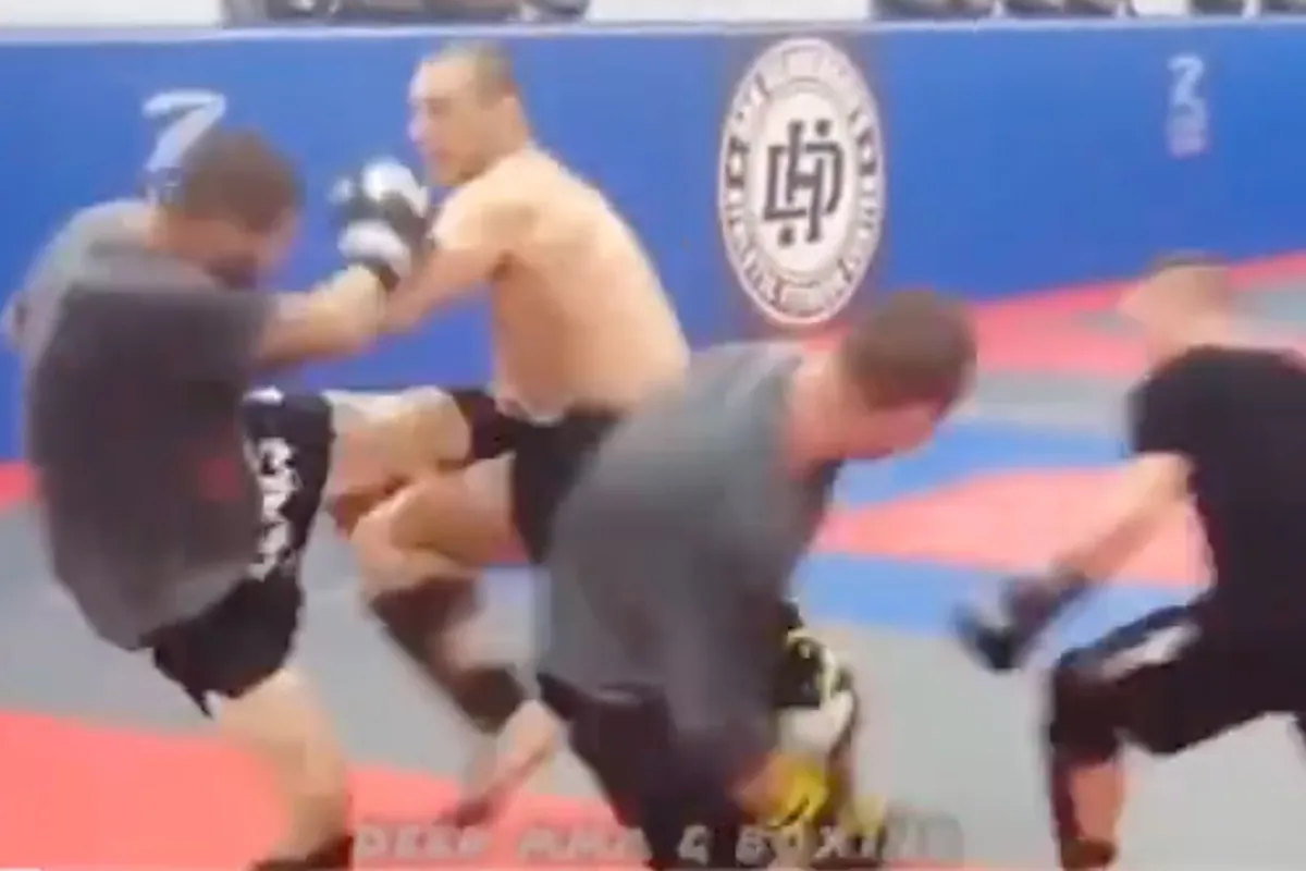 🎥 Keihard! UFC-kampioen Sean Strickland pakt 3 man tegelijk aan