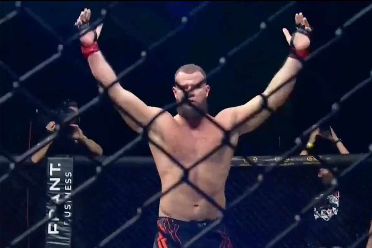 🎥 Vechter wint 2 keer via TKO na directe rematch: 'Niet eerder vertoond'