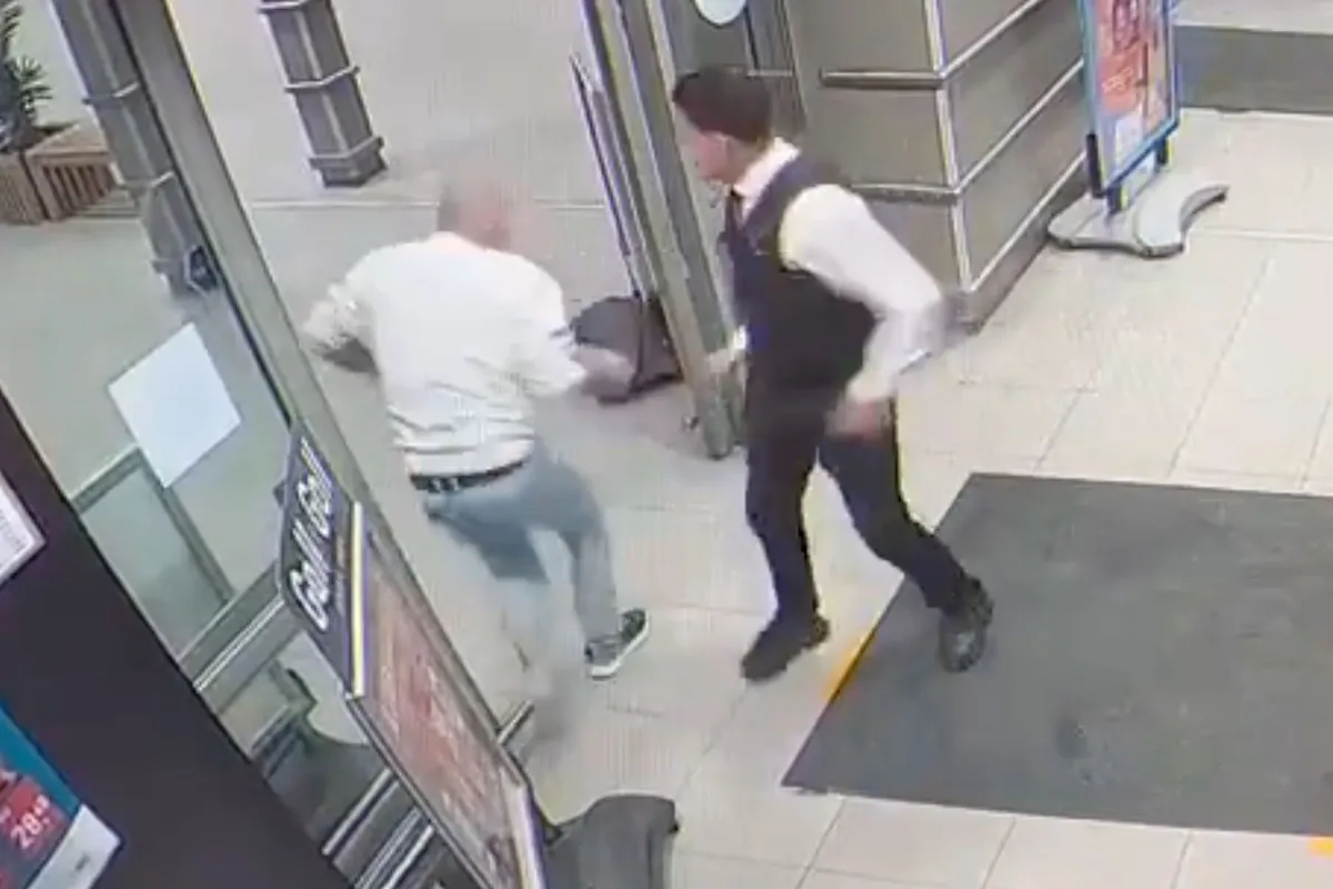 🎥 Beveiliger trapt man met mes onderuit in Helmond: 'Kickboks expert'