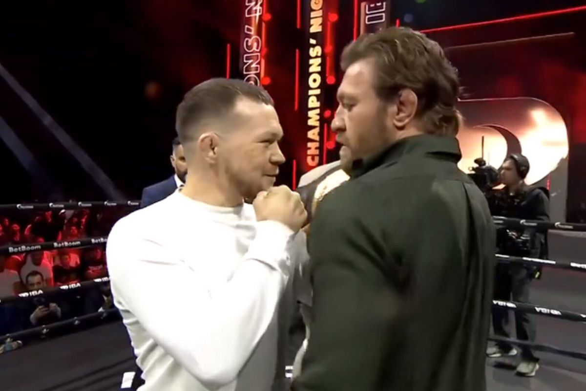 🎥 Oeps! Conor McGregor oog in oog met 2 aartsvijanden bij boksevent