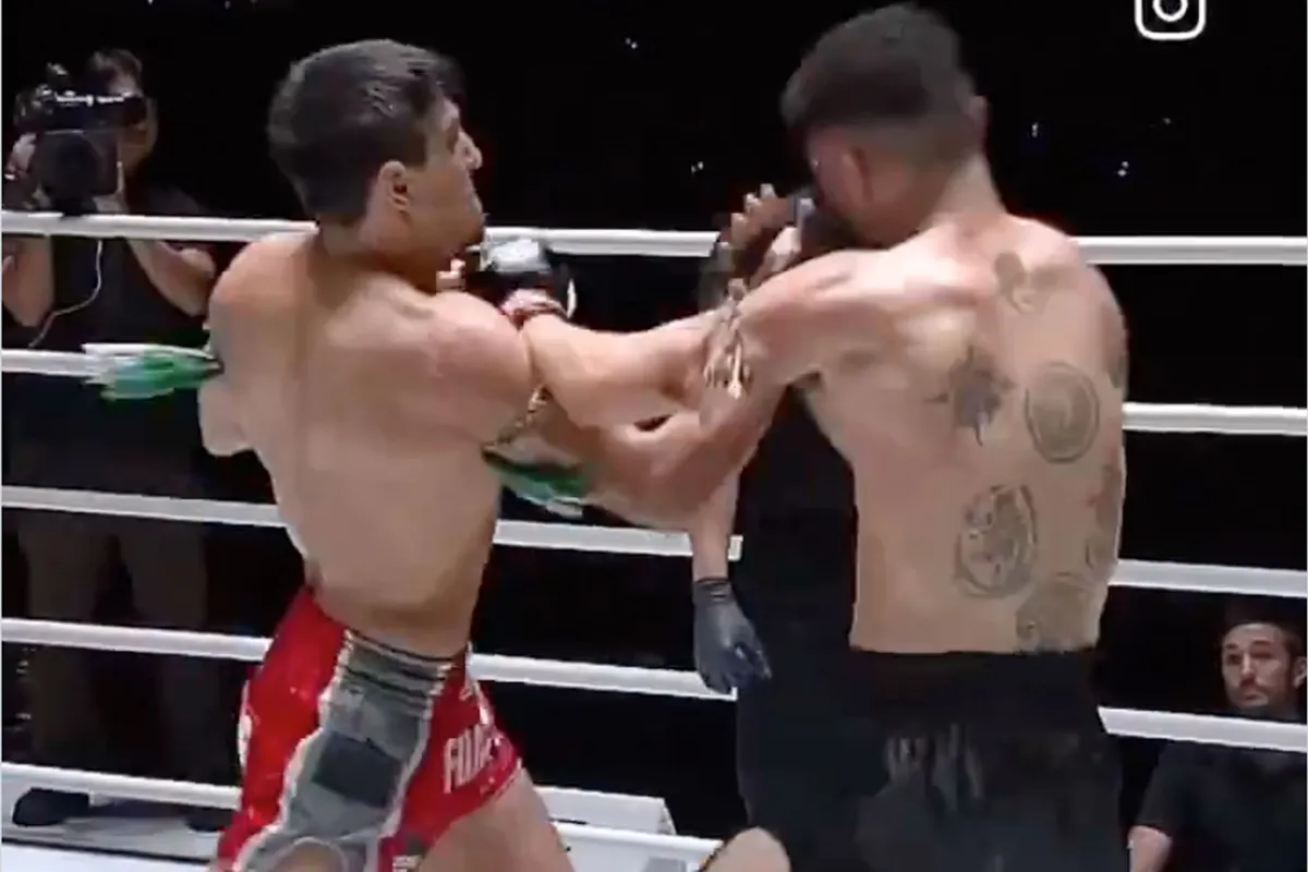 🎥 Spectaculaire Uppercut slaat kickbokser van zijn sokken in Bangkok: 'Laagvlieger'