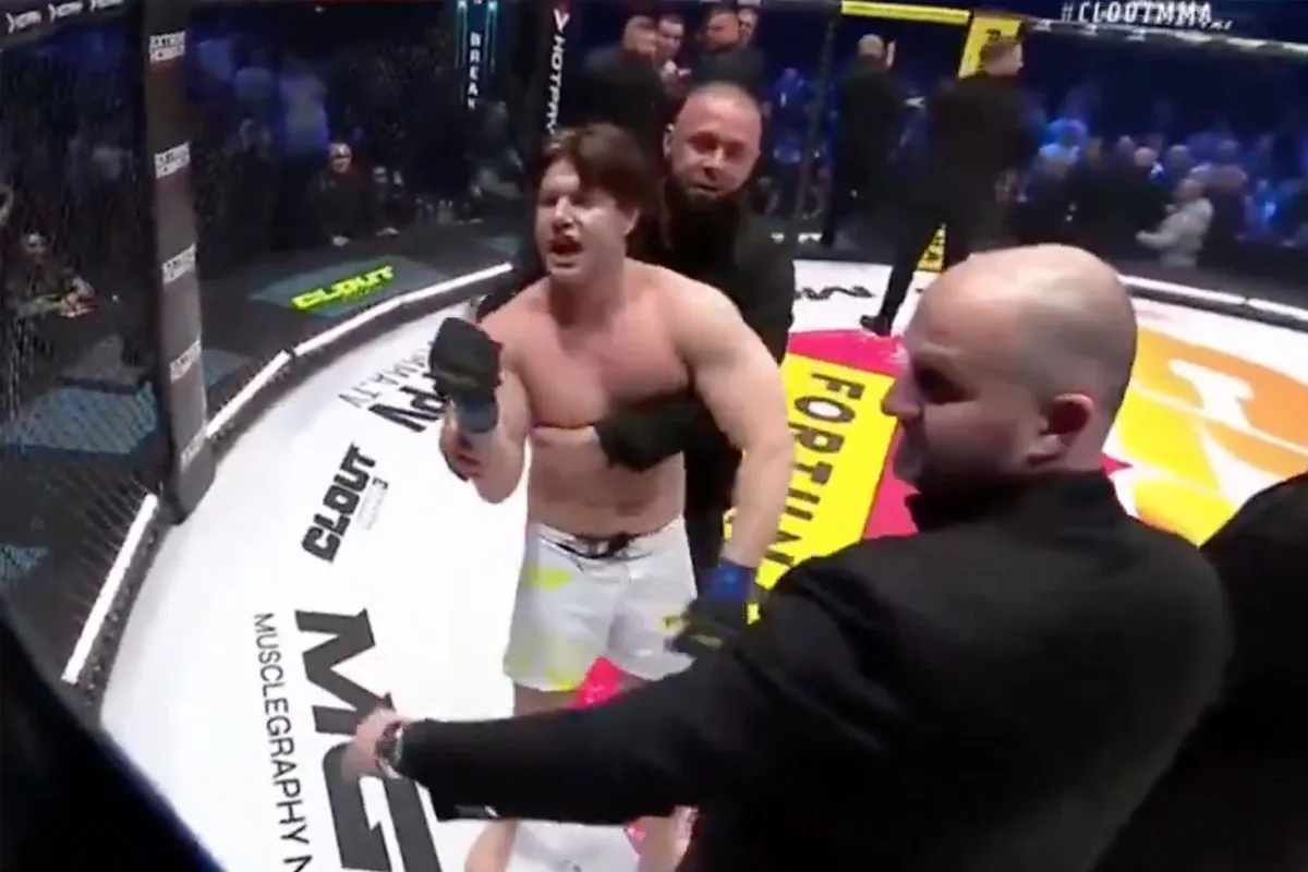 🎥 Vechter geeft na 1 seconde al op: Complete chaos tijdens MMA-event