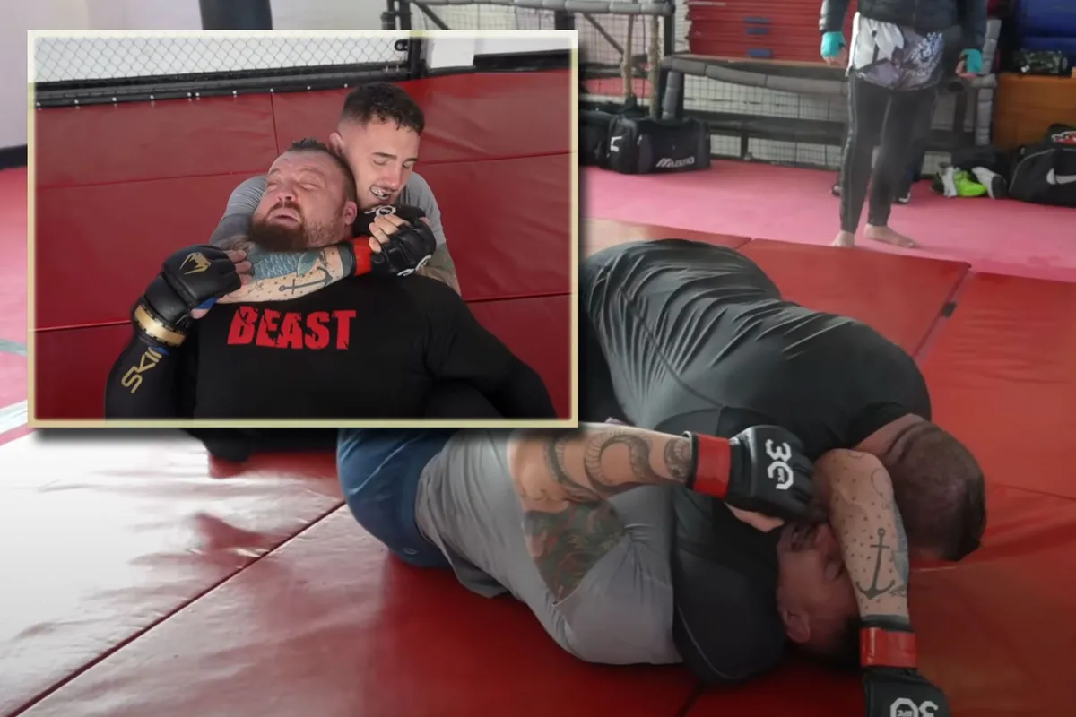 Sterkste man verslaat UFC kampioen Aspinall: 'Geef mij de titel' (video)