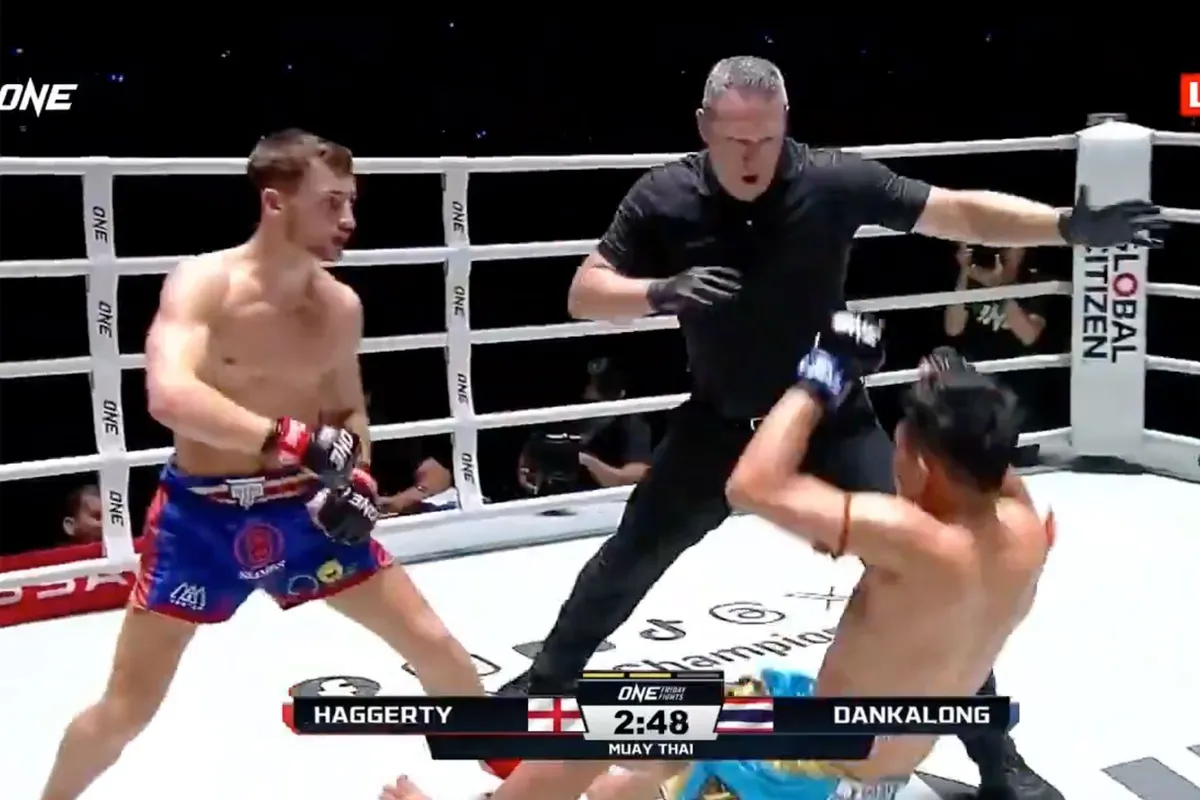 🎥 Broer kickbokslegende slaat rivaal onderuit: 'Familie dingetje'