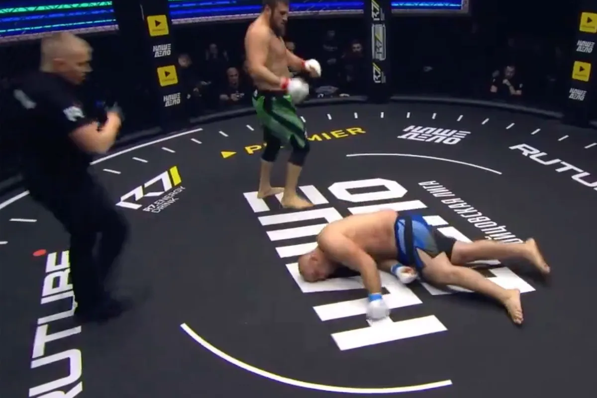 🎥 Mokerslag slaat Rus zwaar onderuit tijdens kooigevecht in Moskou