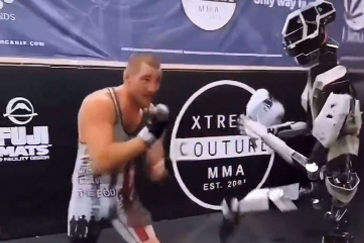🎥 Vechtrobot doet rondje knokken met UFC kampioen Sean Strickland