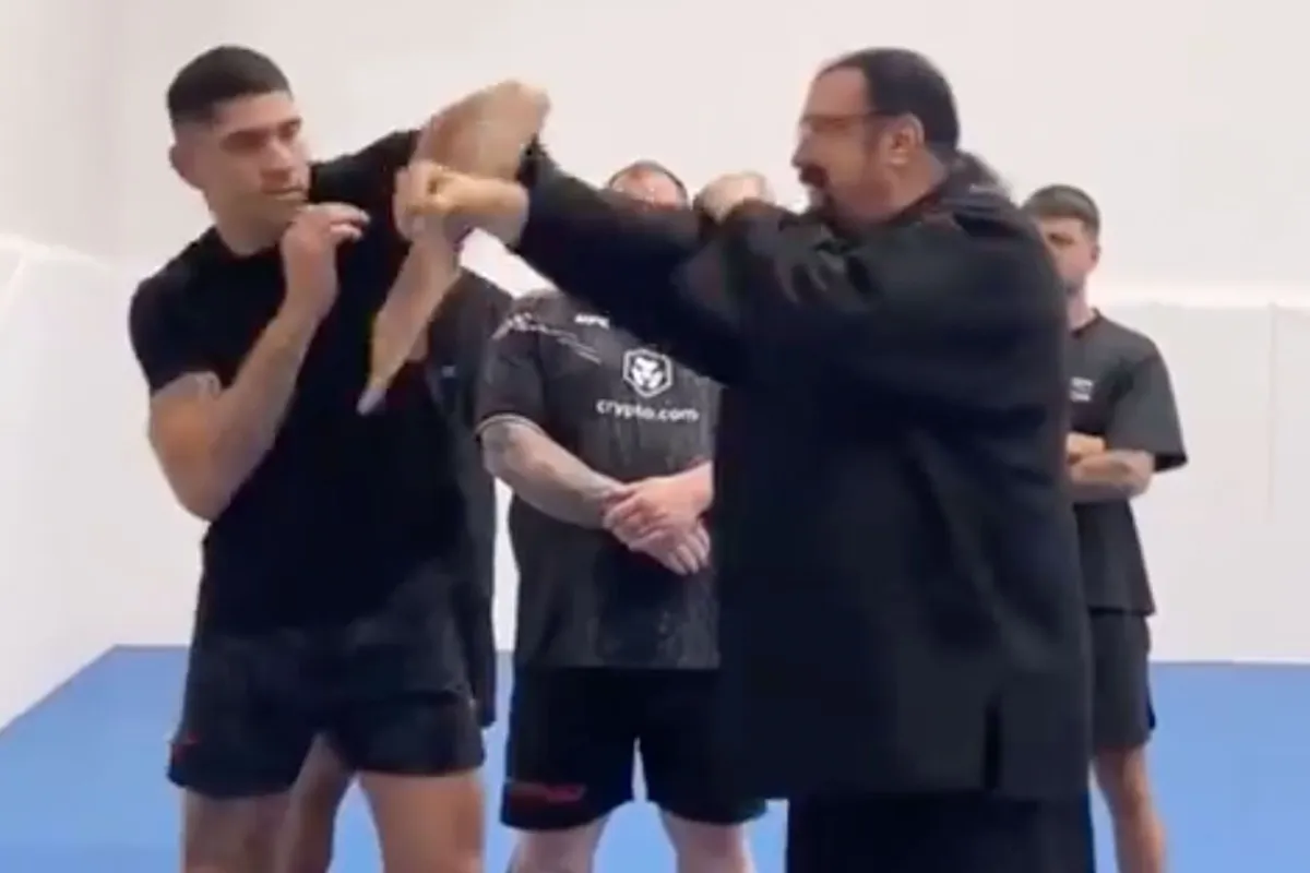 UFC-ster Alex Pereira schakelt Steven Seagal in voor training! 'Zekere voor het onzekere'