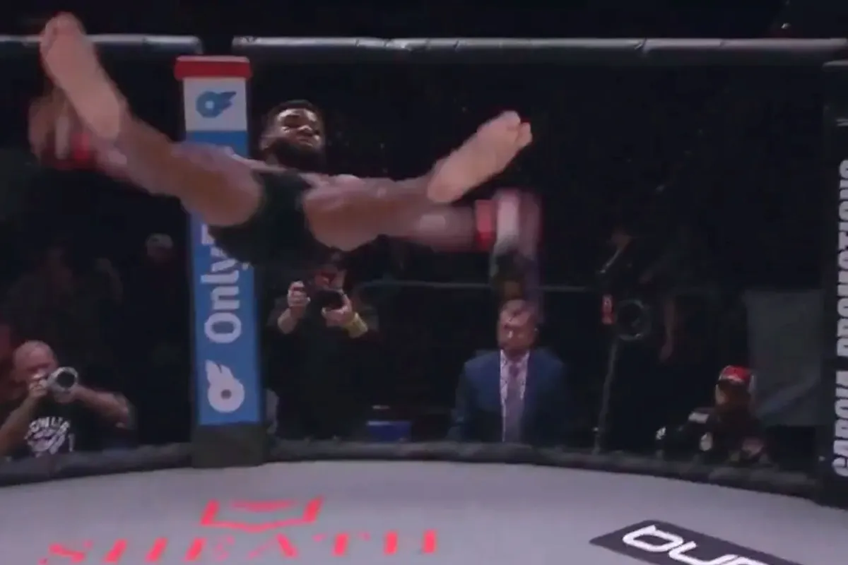 🎥 MMA-vechter boekt explosieve 18 seconden knock-out en blijkt ware acrobaat