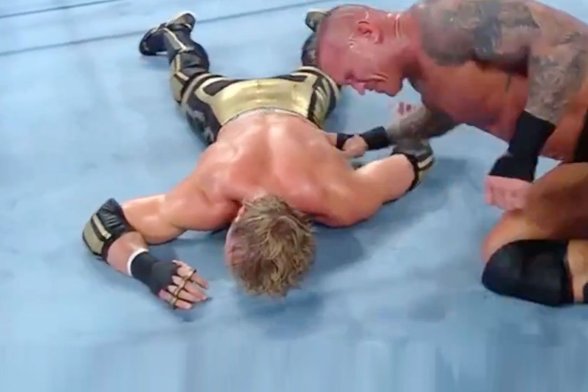 🎥 Logan Paul gebruikt weer boksbeugel gaat KO en slaat Randy Orton onderuit