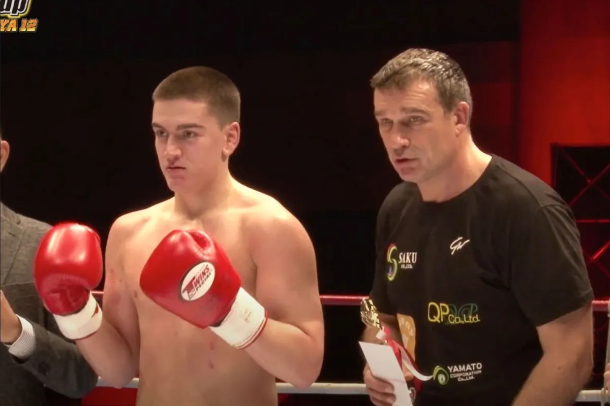 Kickbokslegende Peter Aerts zoon en dochter in actie tijdens Legend event in Japan