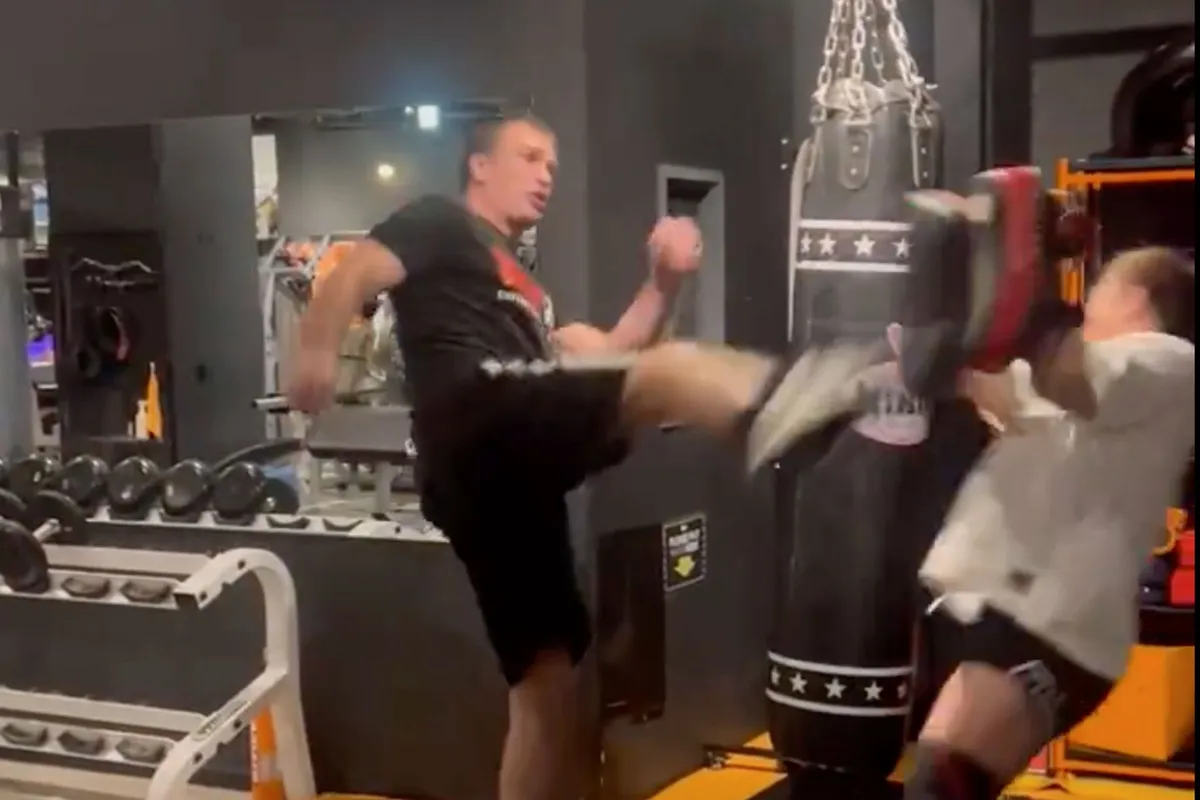 🎥 K-1 legende Peter Aerts trapt Japanner door sportschool: 'Kan het nog steeds'
