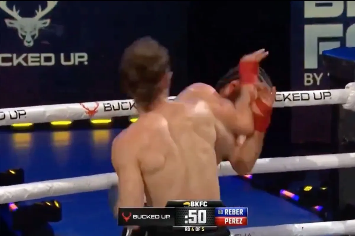 🎥 'Niet voor de zwakkeren!' Blote vuist bokser geeft op na pak slaag