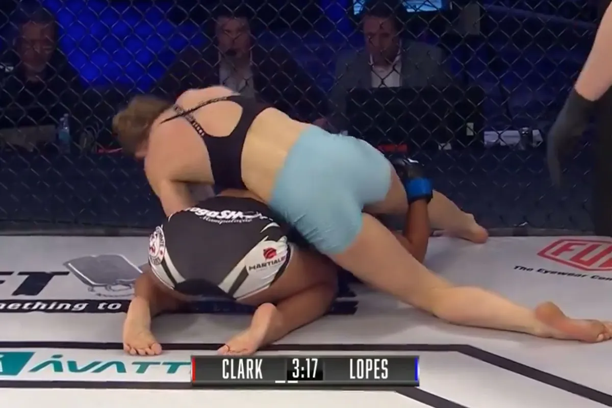 🎥 Vechter plast MMA kooi onder tijdens verstikkende nederlaag! 'Gênant momentje'