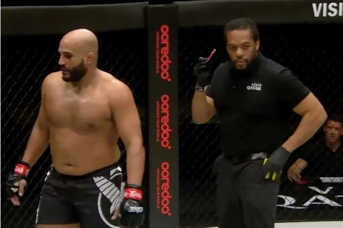 🎥 MMA-vechter Arjan Bhullar krijgt rood en wordt gediskwalificeerd: 'Geen VAR nodig'