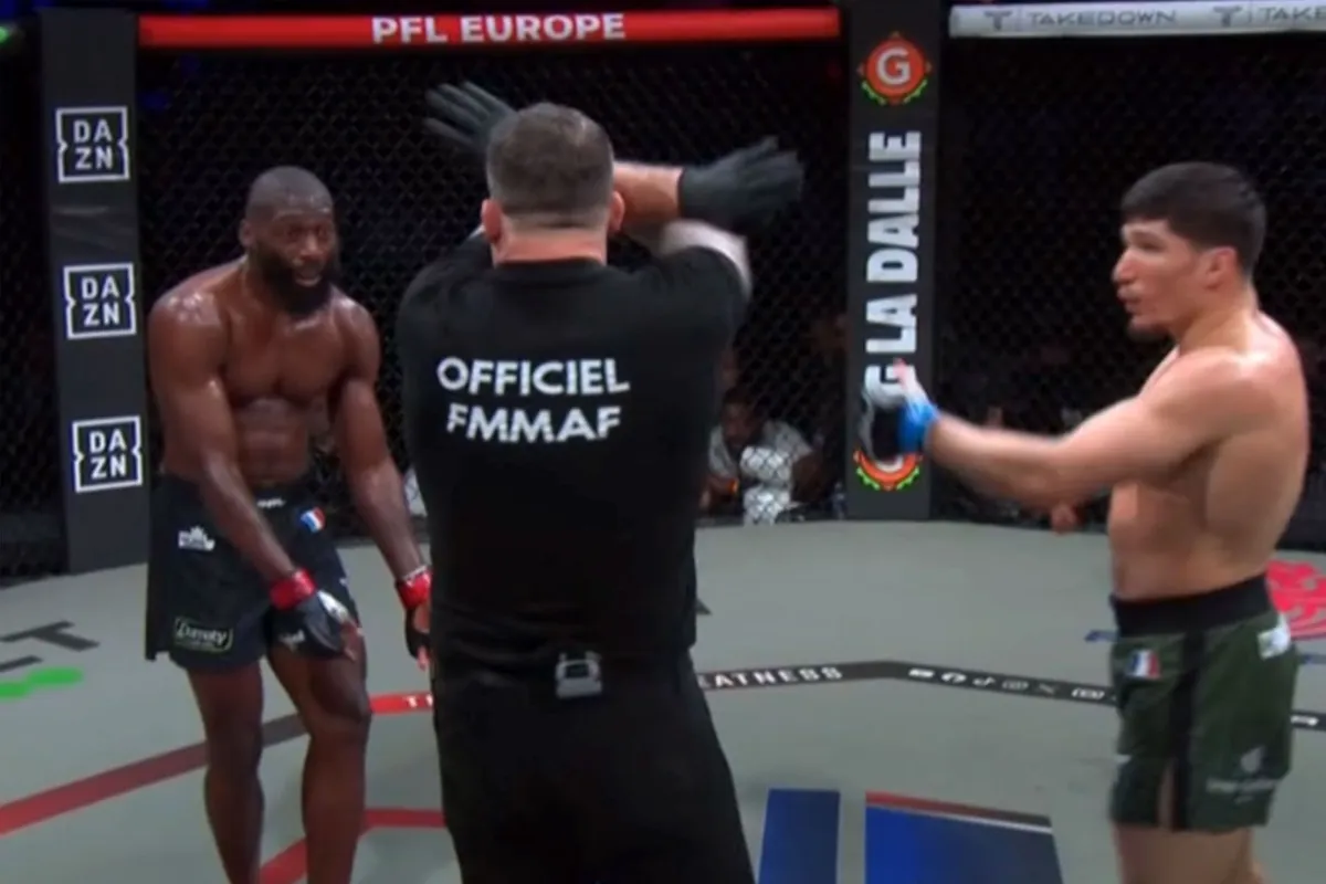 🎥 STOP! Cedric Doumbe geeft op tijdens beladen gevecht onder luid boegeroep boze fans