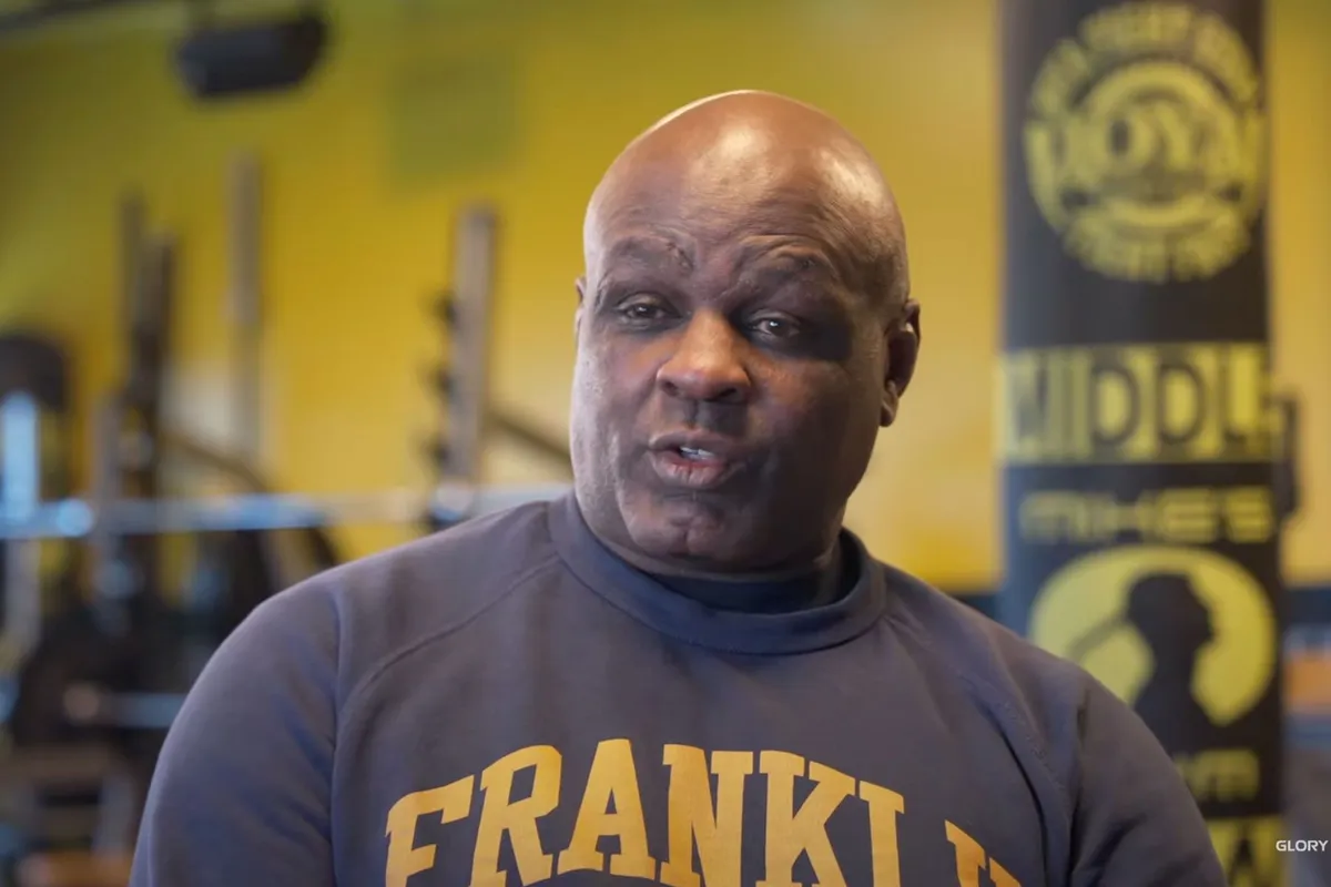 Ernesto Hoost over uitslag Glory Grand Prix: 'Het kan ineens alle kanten opgaan'