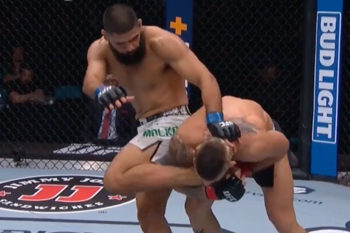 Zelfmoord of Takedown? UFC's Petroski KO't zichzelf in bizar gevecht (video)