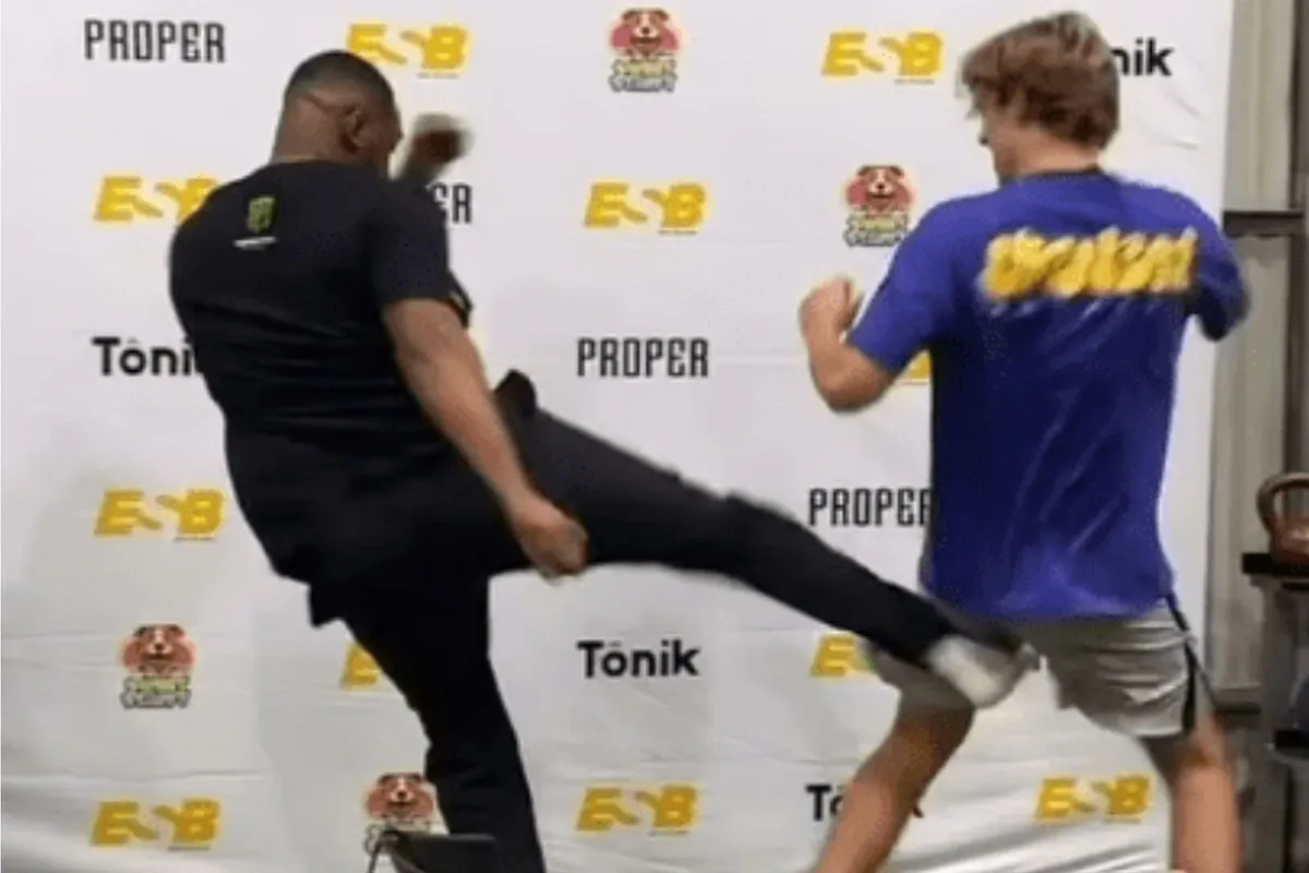 🎥 UFC-legende trapt overmoedige fan het ziekenhuis in: 'Nog harder'