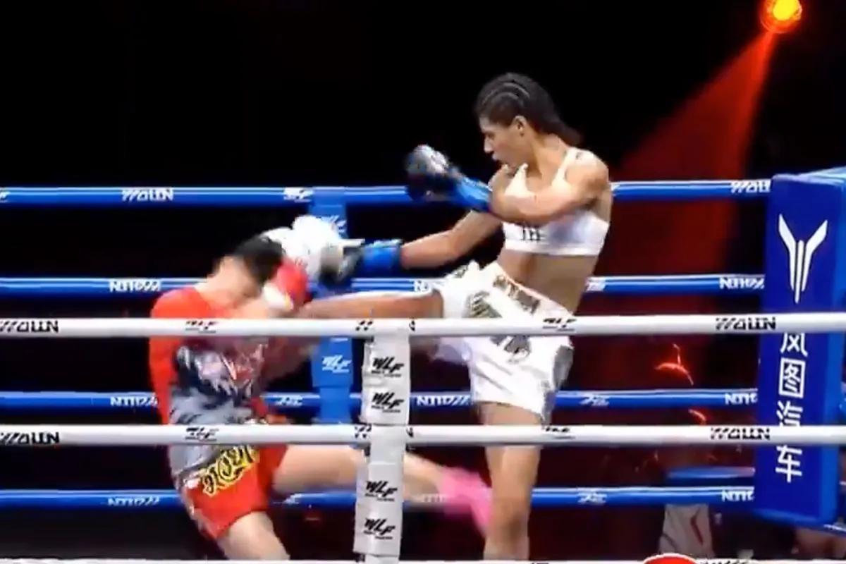 🎥 Chinees onderdeurtje verslaat reuzin in spectaculaire kickbokswedstrijd