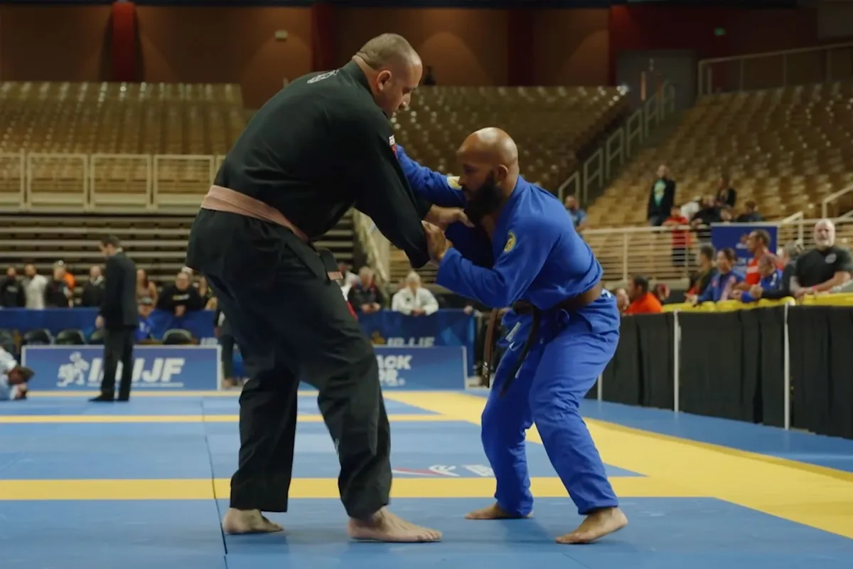 🎥 Groot tegen Klein: BJJ Reus ten onder tegen UFC legende Mighty Mouse