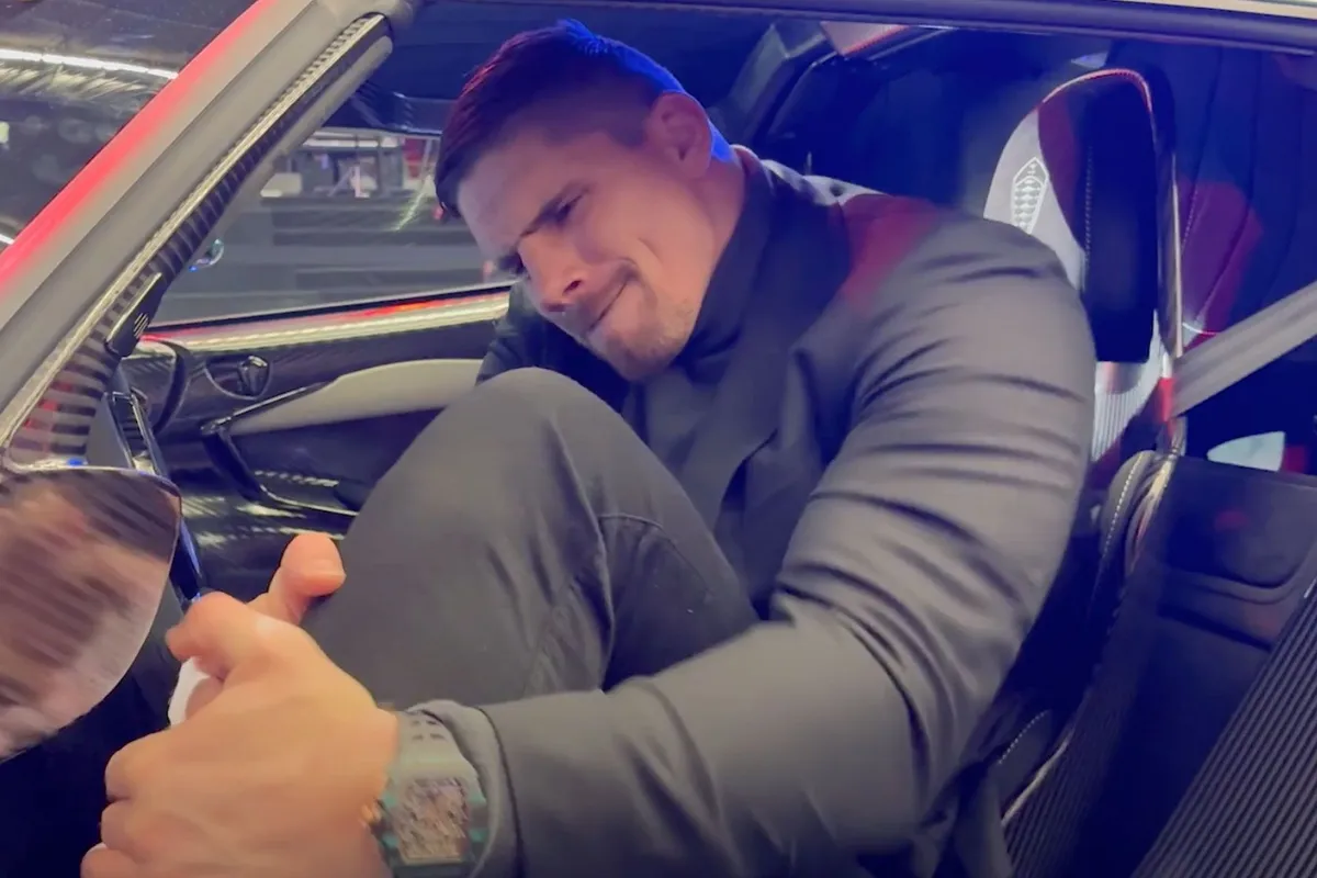 Rico Verhoeven zit klem! Extreem duur speeltje te klein voor de King (video)