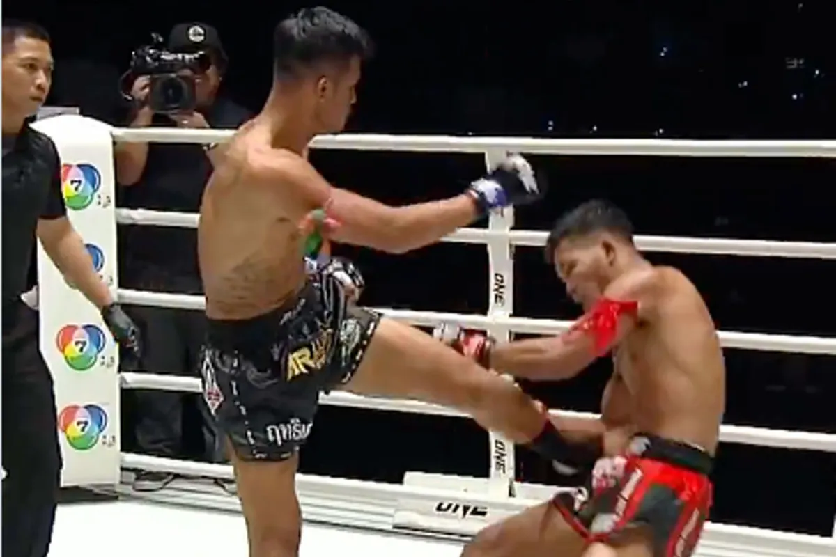 🎥 Knockout sensatie! Vechter wint terwijl hij Op één been staat