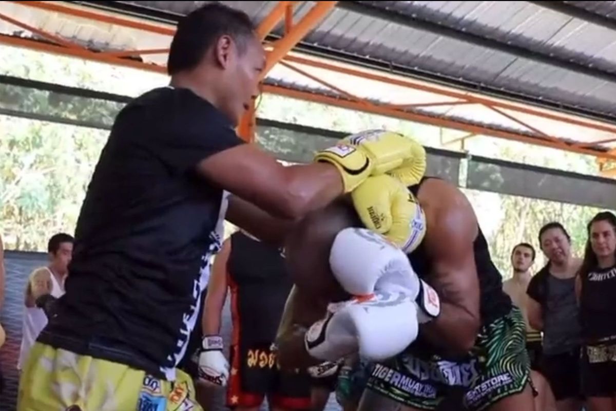 Muay Thai Legende Saenchai Saenpong traint bekende UFC-vechter