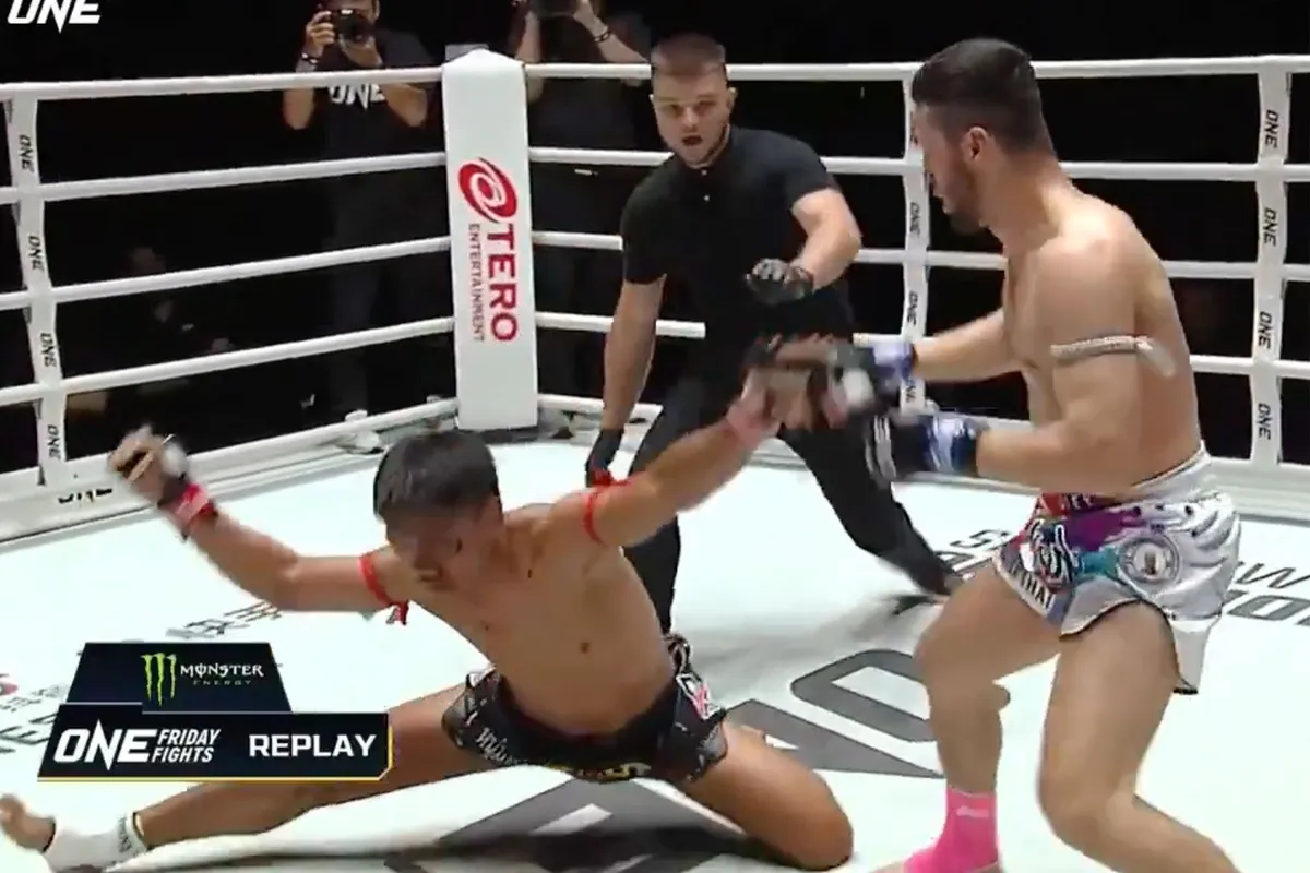 🎥 MMA-vechter in pijnlijke spagaat na genadeloze elleboogstoot