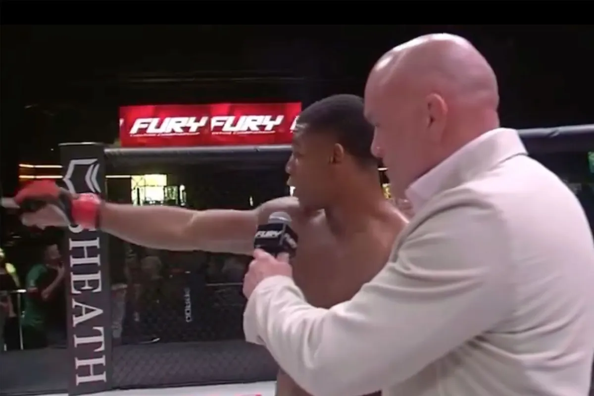 🎥 'Sukkel!' Vechter eist ontslag scheidsrechter tijdens gevecht