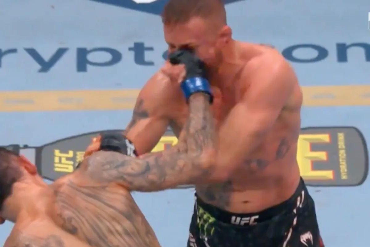 🎥 Holloway KO't Gaethje in laatste seconde op UFC 300: 'Pakt BMF titel'