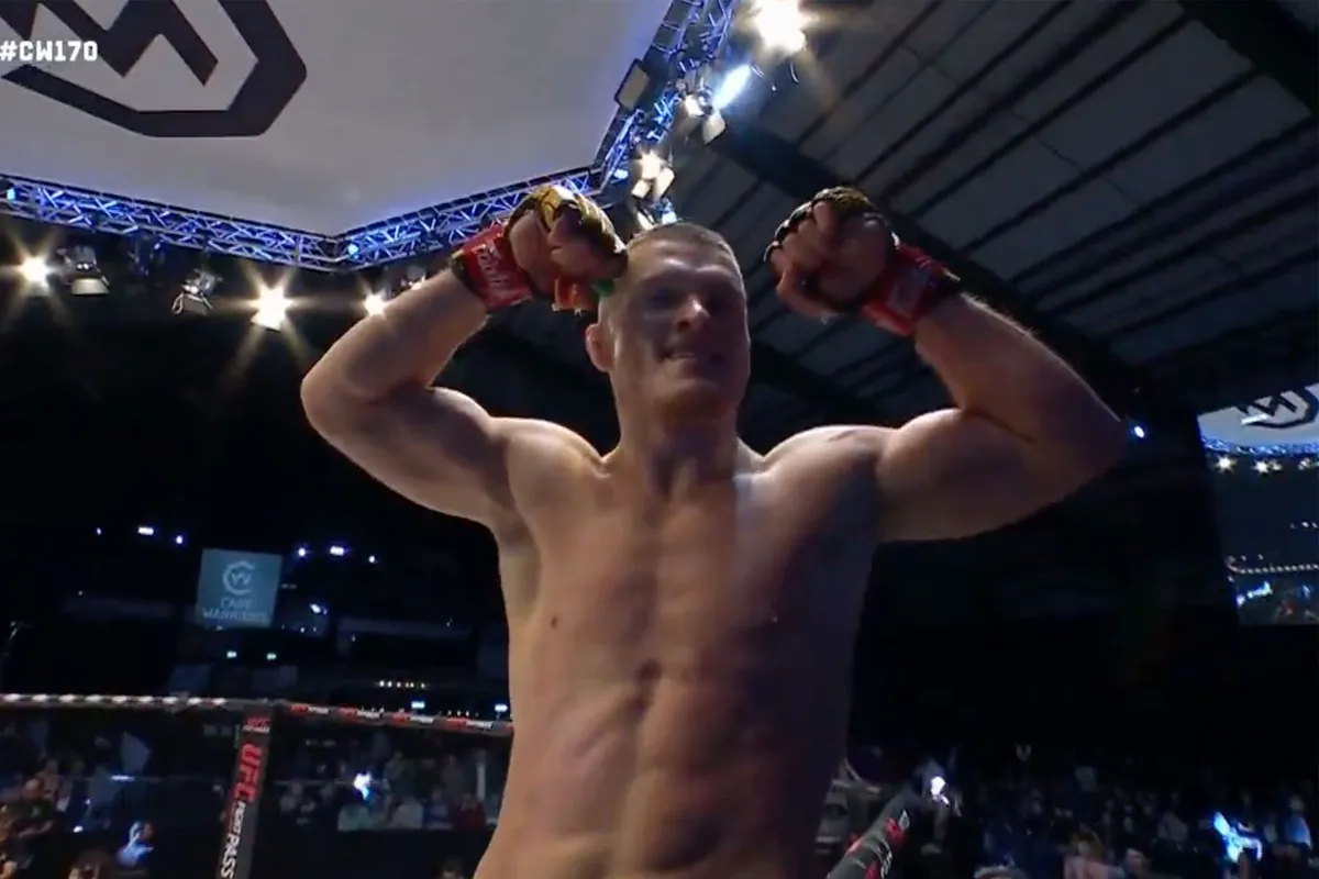 🎥 'De nieuwe Conor McGregor!' Paul Hughes vernietigt rivaal op Cage Warriors 170
