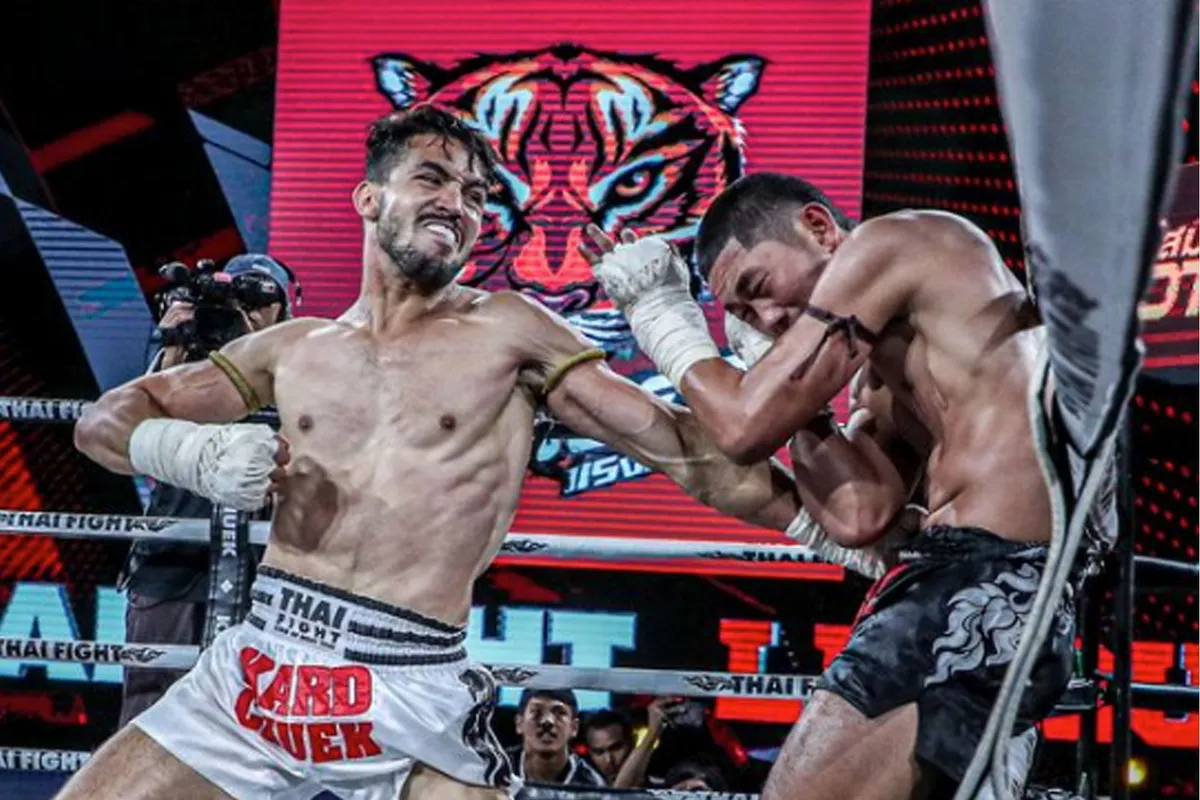 🎥 Marokkaanse vechtmachine slaat rivaal onderuit ondanks helse pijn