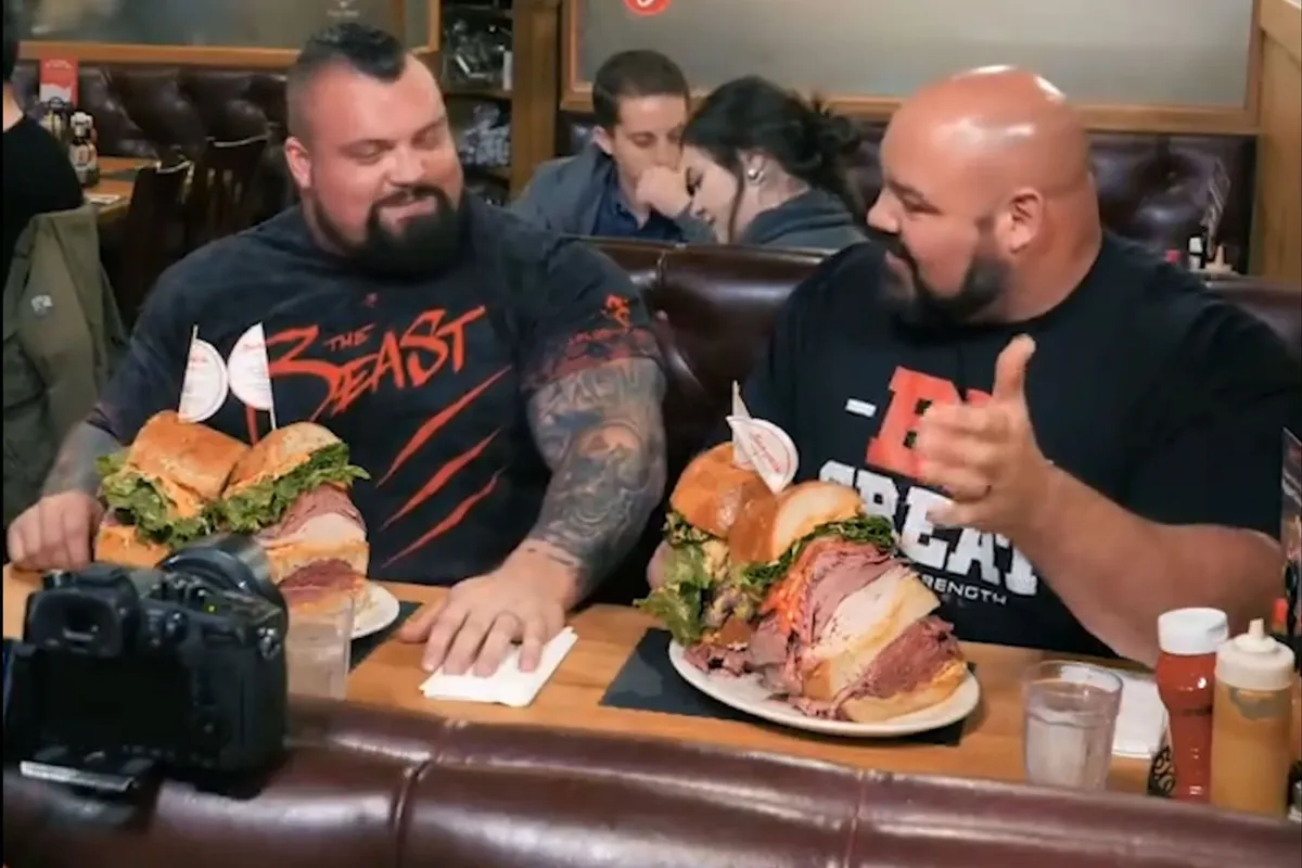 🎥 Eetmachines: MMA vechters Hall en Shaw eten 4 kilo broodjes