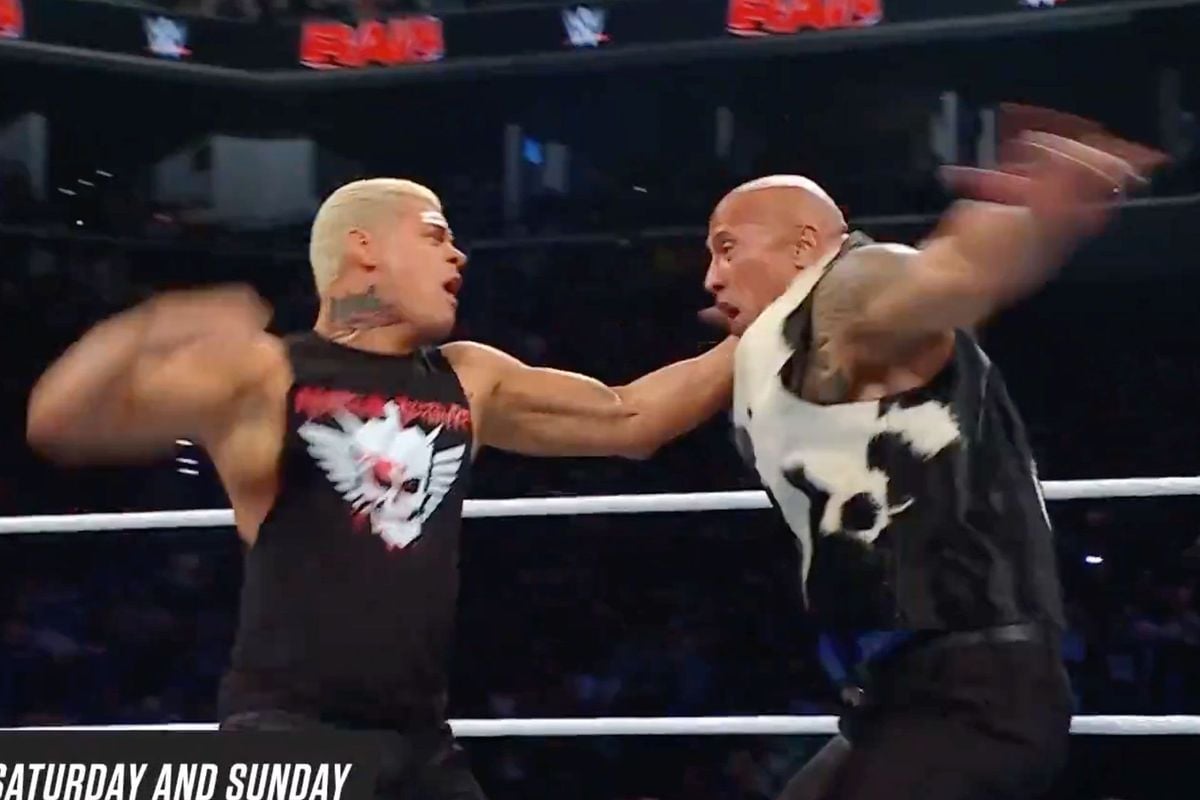 WWE-gekte: The Rock slaat op hol en mishandelt twee wrestlers met riem