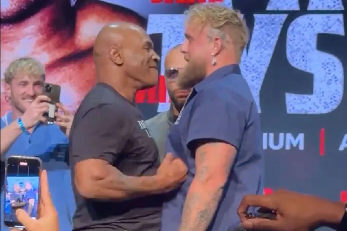 🎥 Mike Tyson test Jake Paul's sixpack, jochie stelt brutale vragen