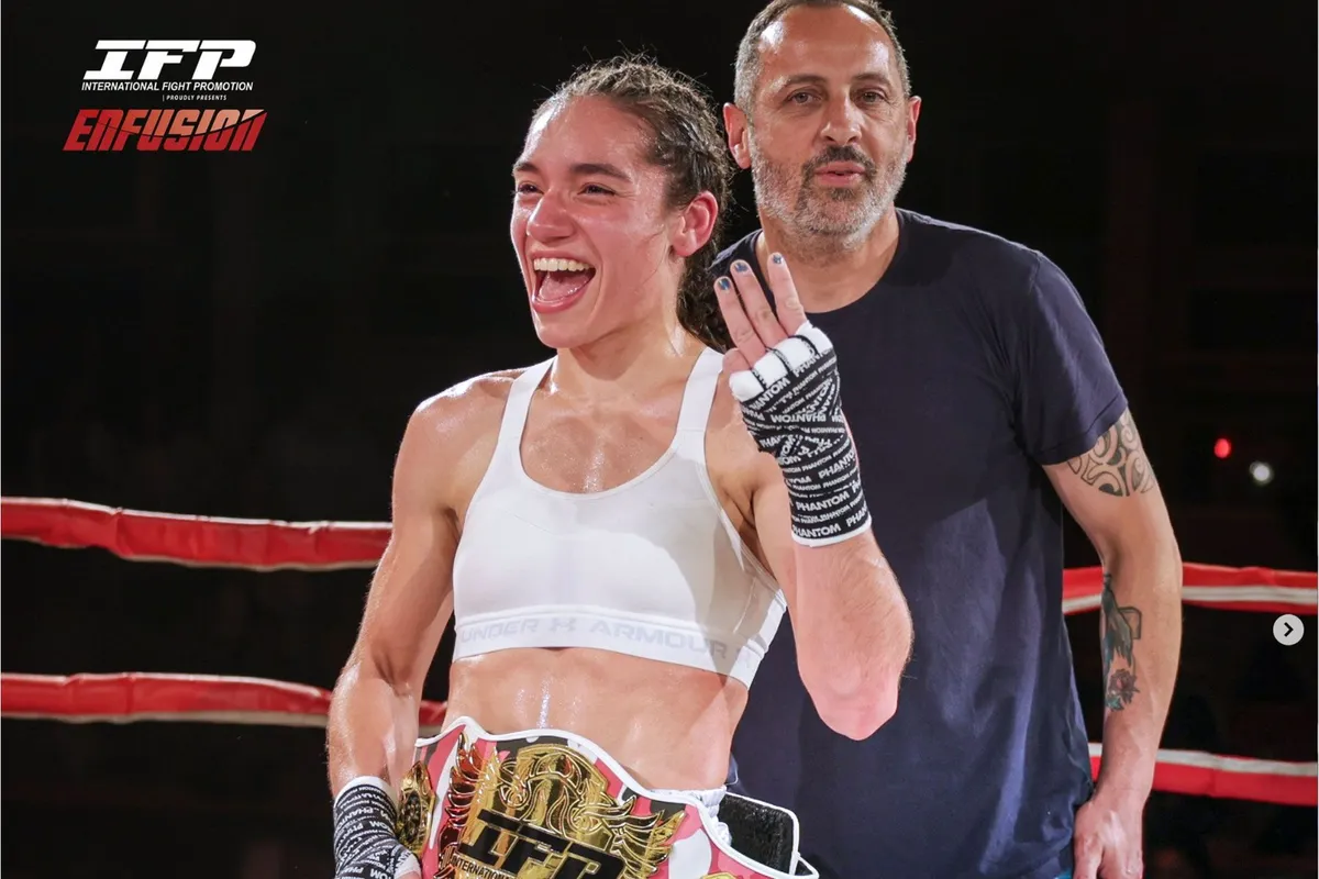 🎥 Derde wereldtitel voor Tessa de Kom: 'Nederlands Kickboksfenomeen'