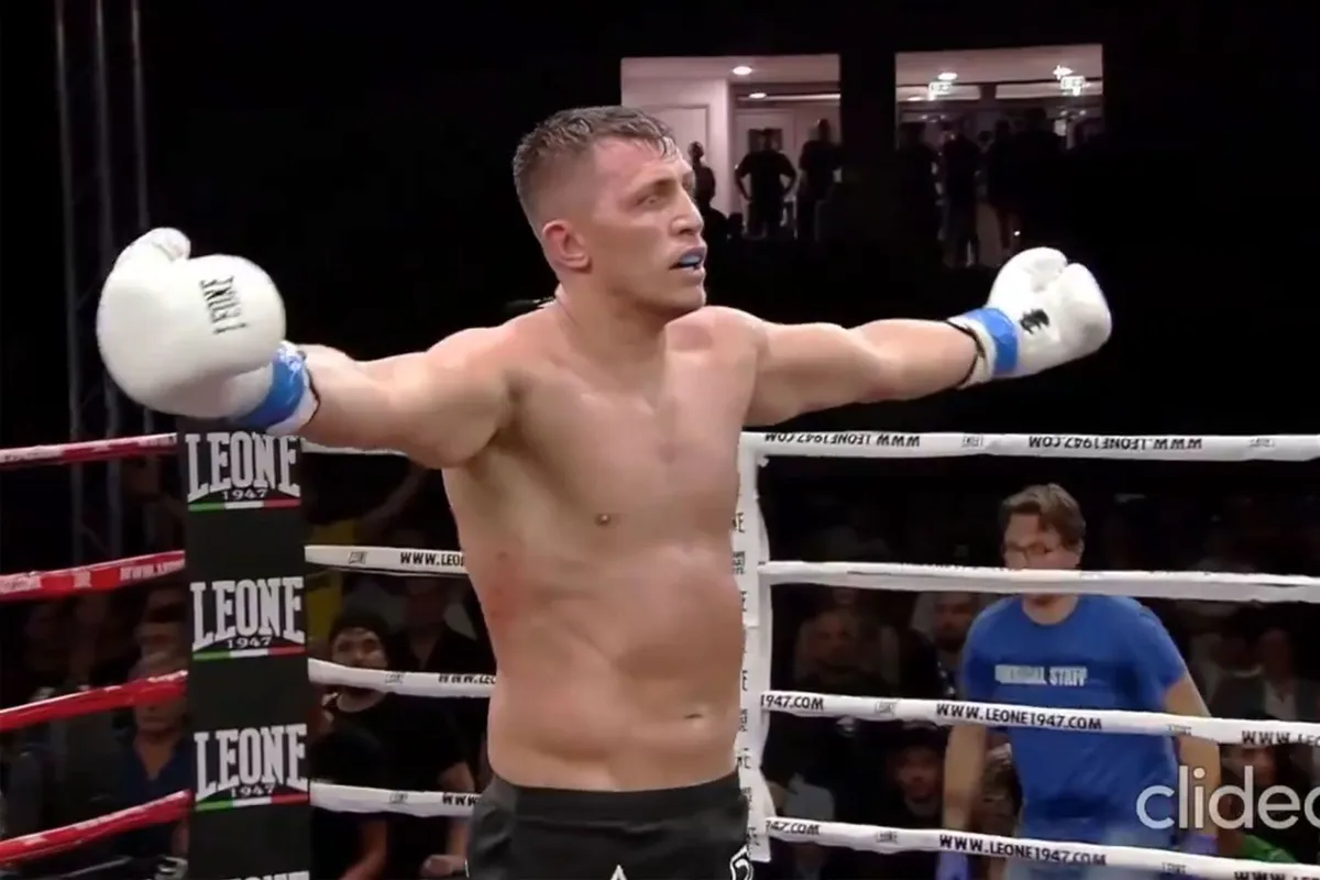 🎥 Boze kickboksfans lopen zaal uit bij titelgevecht! '1 groot drama'