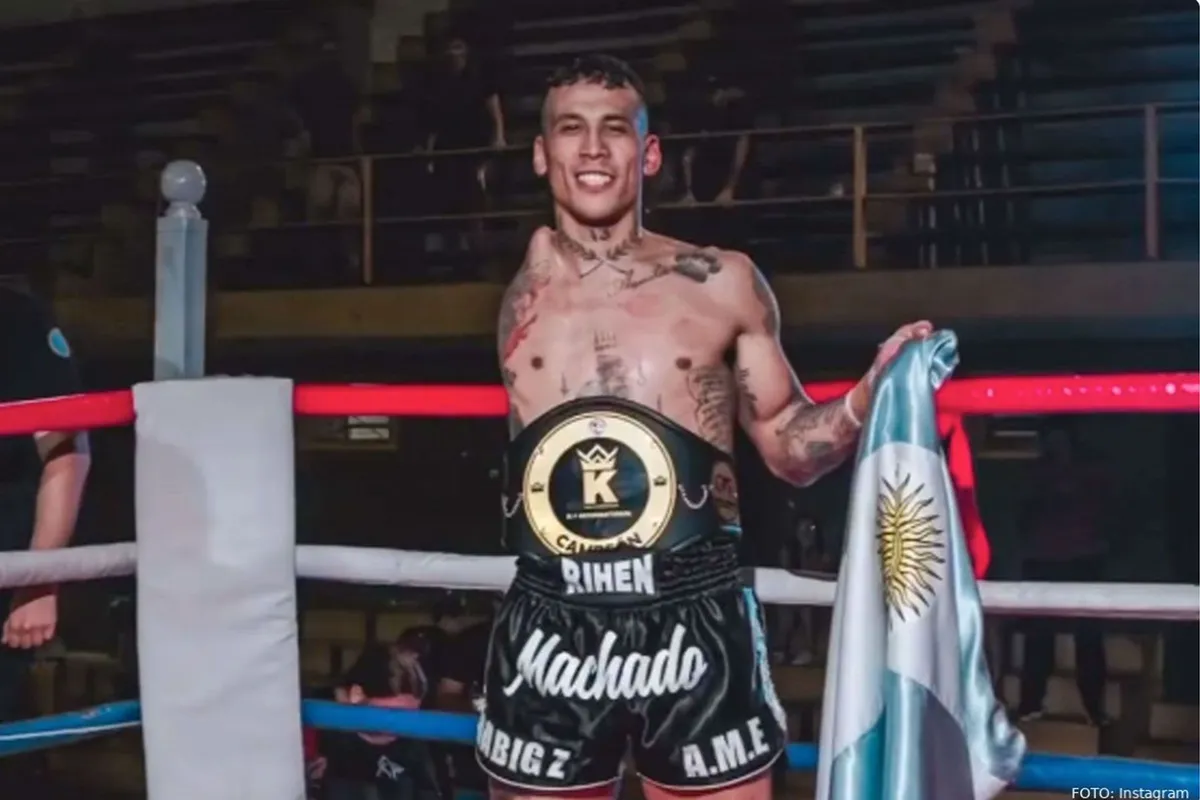 Echte eindbaas! Kickbokser met 1 arm pakt weer de titel! (video)