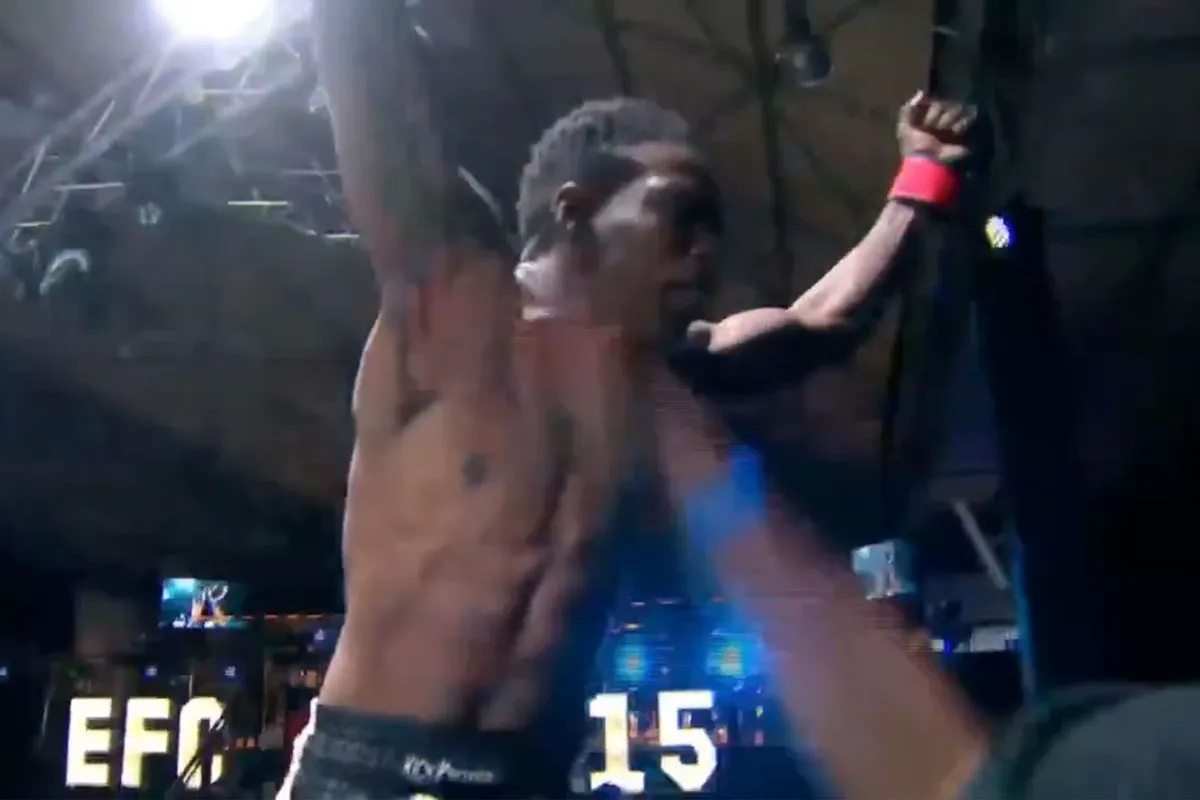 ZIEN! 10 seconden knock-out trapt EFC event met glans af