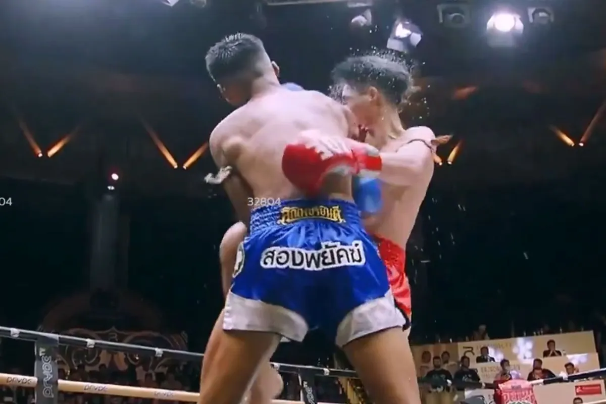🎥 Helse Knockout! Kickbokser verwoest tegenstander met elleboogstoot