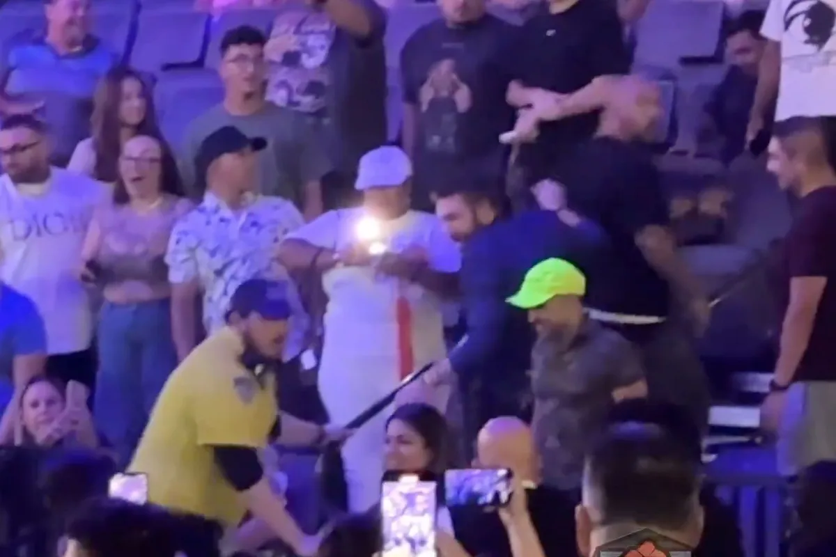 🎥 Boksfans houden wedstrijd op tribune: 'Man opgepakt'