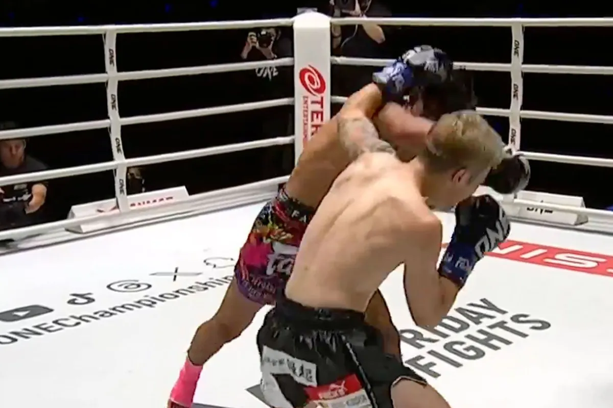 Raak! Kickbokser na ongenadige stoot wankelend knock-out