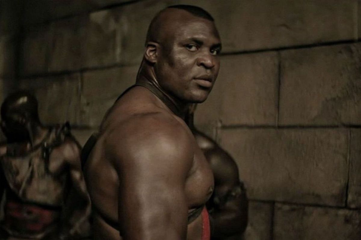 UFC-ster Ngannou scoort mega dikke filmrol: Bekijk de Trailer